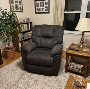 كرسي استرخاء Lucas | تصميم وصناعة أمريكية | كرسي هزاز مع تحكم يدوي | نظام يدوي سهل الاستخدام | اللون رمادي. photo review