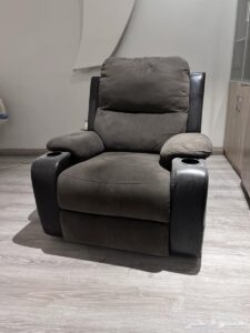 كرسي استرخاء Lucas | تصميم وصناعة أمريكية | كرسي هزاز مع تحكم يدوي | نظام يدوي سهل الاستخدام | اللون رمادي. photo review