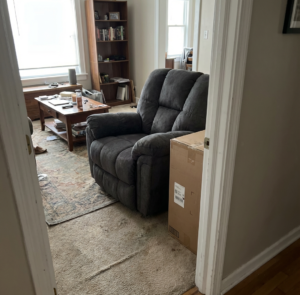 كرسي استرخاء Lucas | تصميم وصناعة أمريكية | كرسي هزاز مع تحكم يدوي | نظام يدوي سهل الاستخدام | اللون رمادي. photo review