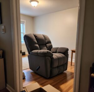 كرسي استرخاء Lucas | تصميم وصناعة أمريكية | كرسي هزاز مع تحكم يدوي | نظام يدوي سهل الاستخدام | اللون رمادي. photo review