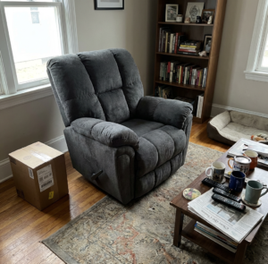 كرسي استرخاء Lucas | تصميم وصناعة أمريكية | كرسي هزاز مع تحكم يدوي | نظام يدوي سهل الاستخدام | اللون رمادي. photo review