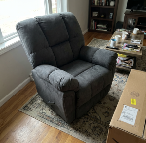 كرسي استرخاء Lucas | تصميم وصناعة أمريكية | كرسي هزاز مع تحكم يدوي | نظام يدوي سهل الاستخدام | اللون رمادي. photo review