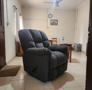 كرسي استرخاء Lucas | تصميم وصناعة أمريكية | كرسي هزاز مع تحكم يدوي | نظام يدوي سهل الاستخدام | اللون رمادي. photo review