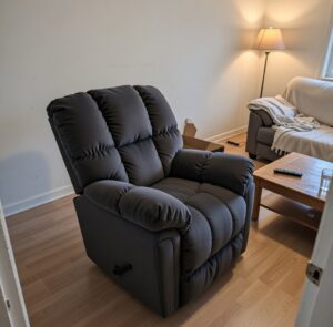 كرسي استرخاء Lucas | تصميم وصناعة أمريكية | كرسي هزاز مع تحكم يدوي | نظام يدوي سهل الاستخدام | اللون رمادي. photo review