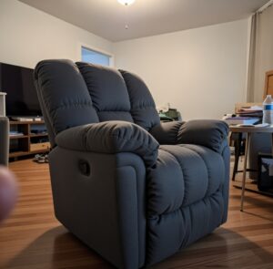 كرسي استرخاء Lucas | تصميم وصناعة أمريكية | كرسي هزاز مع تحكم يدوي | نظام يدوي سهل الاستخدام | اللون رمادي. photo review