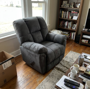 كرسي استرخاء Lucas | تصميم وصناعة أمريكية | كرسي هزاز مع تحكم يدوي | نظام يدوي سهل الاستخدام | اللون رمادي. photo review