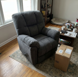 كرسي استرخاء Lucas | تصميم وصناعة أمريكية | كرسي هزاز مع تحكم يدوي | نظام يدوي سهل الاستخدام | اللون رمادي. photo review