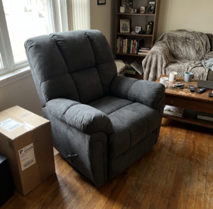 كرسي استرخاء Lucas | تصميم وصناعة أمريكية | كرسي هزاز مع تحكم يدوي | نظام يدوي سهل الاستخدام | اللون رمادي. photo review