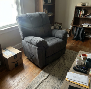 كرسي استرخاء Lucas | تصميم وصناعة أمريكية | كرسي هزاز مع تحكم يدوي | نظام يدوي سهل الاستخدام | اللون رمادي. photo review