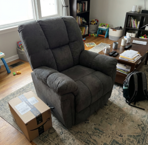 كرسي استرخاء Lucas | تصميم وصناعة أمريكية | كرسي هزاز مع تحكم يدوي | نظام يدوي سهل الاستخدام | اللون رمادي. photo review