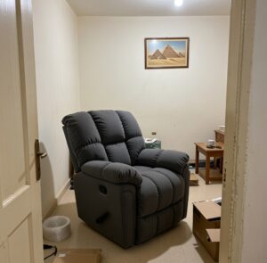 كرسي استرخاء Lucas | تصميم وصناعة أمريكية | كرسي هزاز مع تحكم يدوي | نظام يدوي سهل الاستخدام | اللون رمادي. photo review