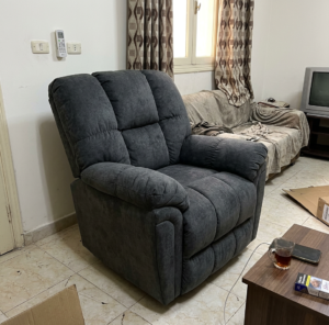 كرسي استرخاء Lucas | تصميم وصناعة أمريكية | كرسي هزاز مع تحكم يدوي | نظام يدوي سهل الاستخدام | اللون رمادي. photo review