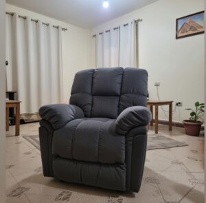 كرسي استرخاء Lucas | تصميم وصناعة أمريكية | كرسي هزاز مع تحكم يدوي | نظام يدوي سهل الاستخدام | اللون رمادي. photo review