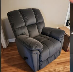 كرسي استرخاء Lucas | تصميم وصناعة أمريكية | كرسي هزاز مع تحكم يدوي | نظام يدوي سهل الاستخدام | اللون رمادي. photo review