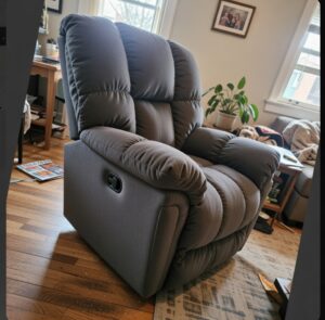 كرسي استرخاء Lucas | تصميم وصناعة أمريكية | كرسي هزاز مع تحكم يدوي | نظام يدوي سهل الاستخدام | اللون رمادي. photo review