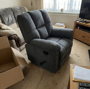 كرسي استرخاء Lucas | تصميم وصناعة أمريكية | كرسي هزاز مع تحكم يدوي | نظام يدوي سهل الاستخدام | اللون رمادي. photo review